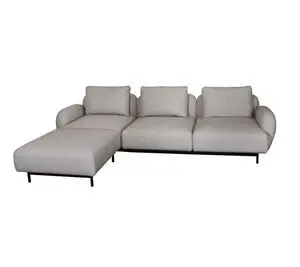Sofa med chaiselong, lave armlæn og polstrede ryglæn for komfort.